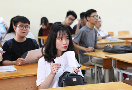 Thí sinh dự thi tại điểm thi trường THPT Việt Đức, Hà Nội.